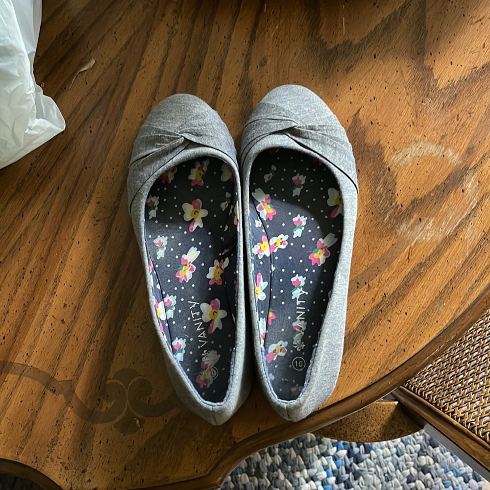 Grey Vanity size 10 flats